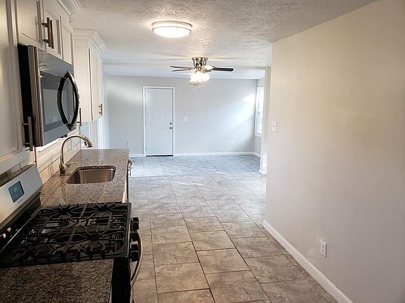 5th image of 18 Breckwood Cir