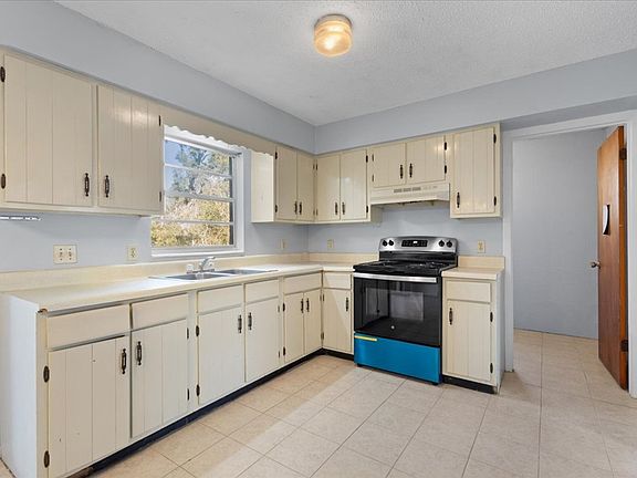 3rd image of 521 NE First Ave