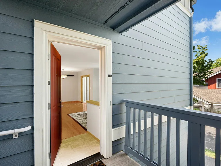 1652 25th Pl NE #203 — Photo 2