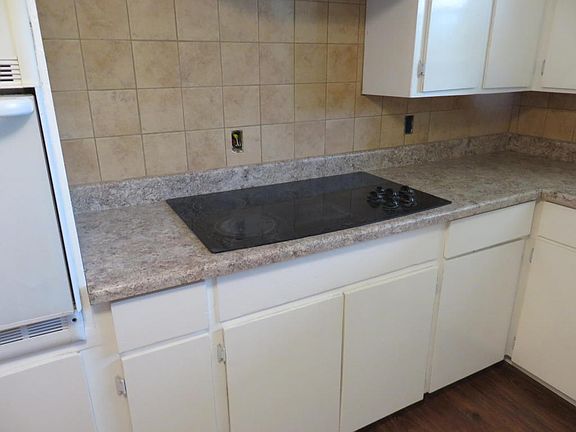 5th image of 704 E Poplar St