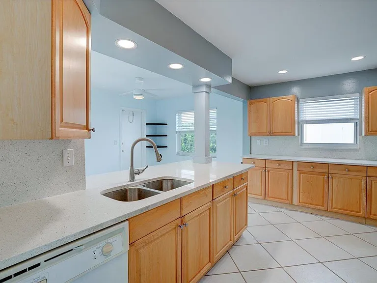 2086 SW 12th Ave — Photo 9
