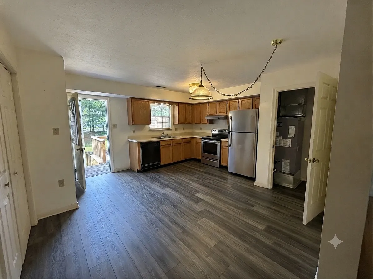 2 bed, 1.5 bath, 1120 sqft, $1,650 — Photo 2