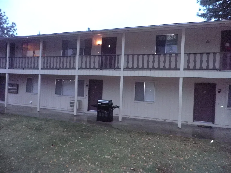 700 NE 10th St #H