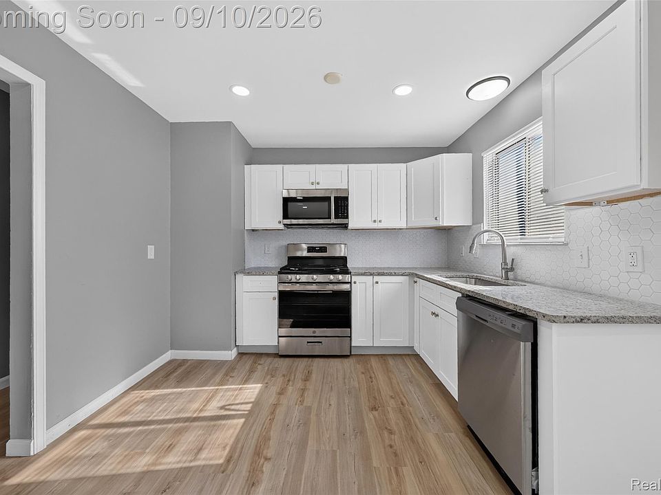 24935 Trombley St, photo 10