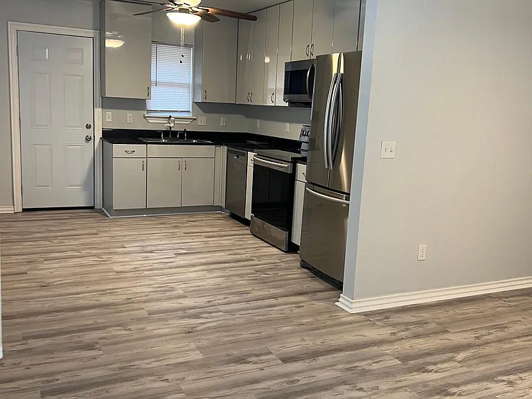 1528 Avondale Dr — Photo 3