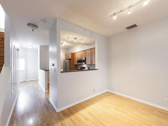3rd image of 395 Hunterdon Ct