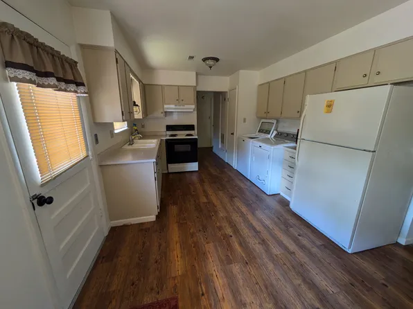 10 Douglas Ln, Pueblo, CO 81001