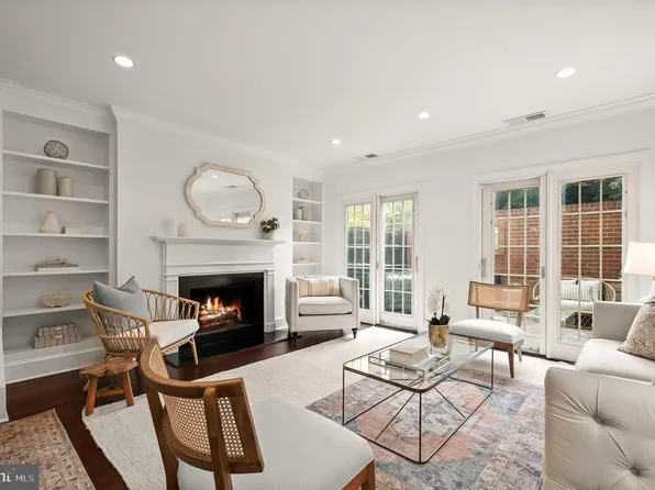 3261 Sutton Pl NW APT D, Washington, DC 20016