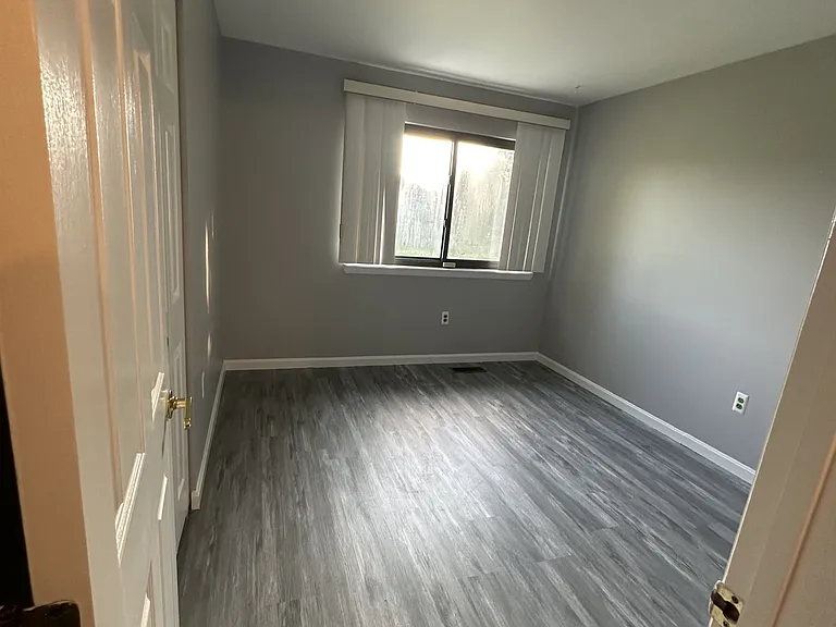 10 King Henry Cir #10 — Photo 13