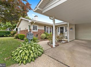 8 Marigold Cir, Levittown, PA 19054