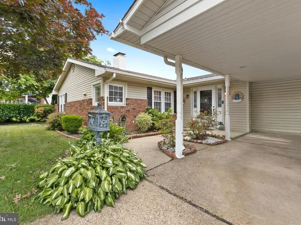 8 Marigold Cir, Levittown, PA 19054