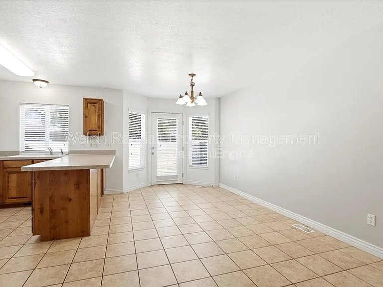 672 E Clearwater Dr N — Photo 9