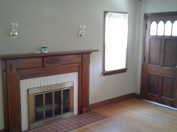 Beautiful mantle w/gas logs