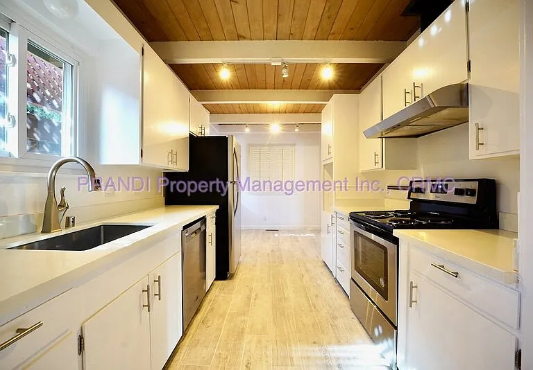 225 California Ave — Photo 6