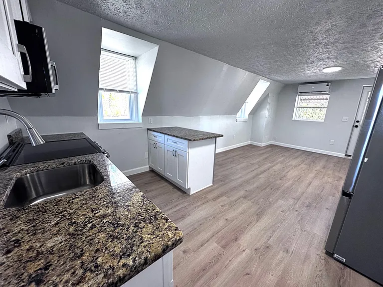 1731 W 8th St — Photo 8