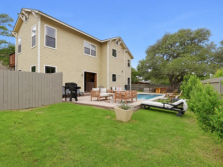 815 Annie St W — Photo 2