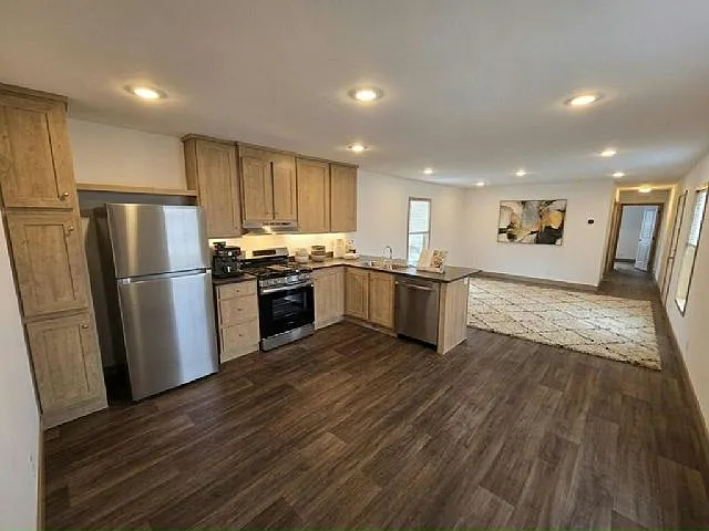 3 bed, 2.0 bath, 1216 sqft, $3,200 — Photo 2
