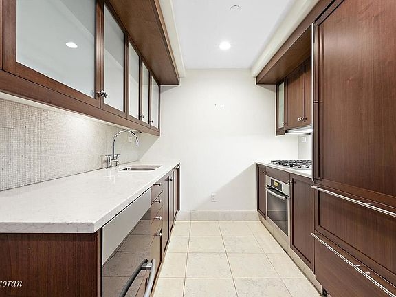 4th image of 140 E 63rd St APT 6D