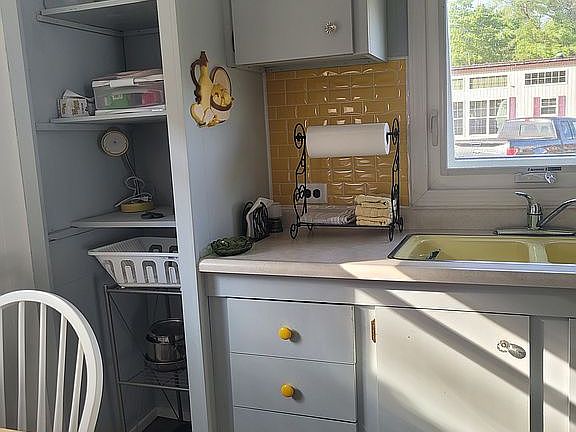 4th image of 9456 Lake Shore Rd #43