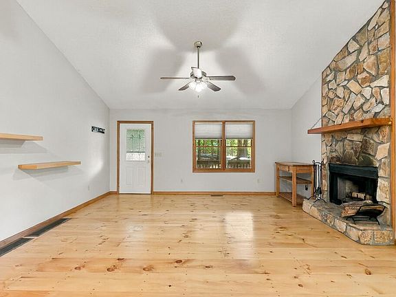 4th image of 685 Riverview Dr