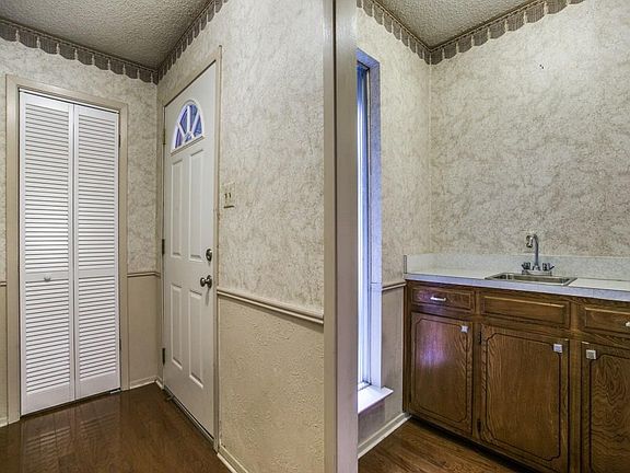 3rd image of 2111 Norfolk Dr