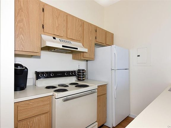 4th image of 100 Clarewood Drive #4B