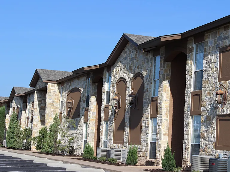 Lakeshore Apartments — Photo 8