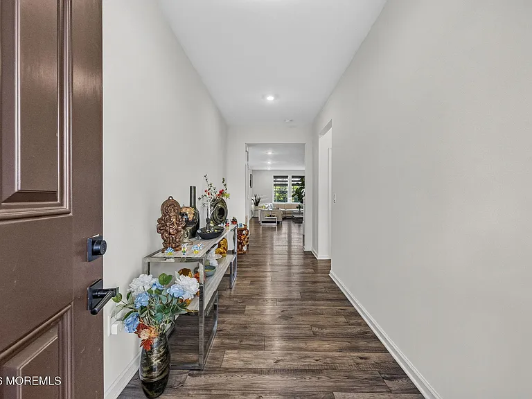 319 Tulip Ct — Photo 8