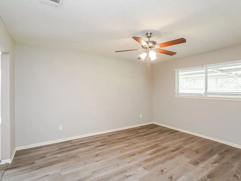 332 Coventry Ln — Photo 9