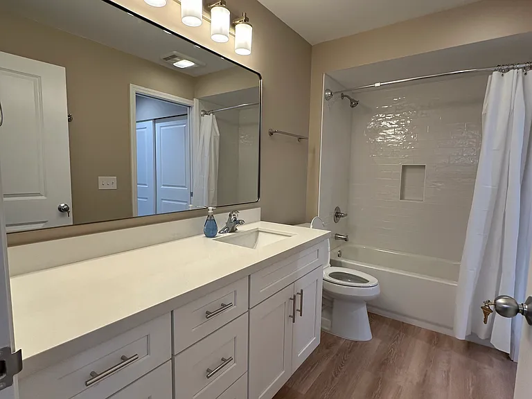 2000 W Barrett St #202 — Photo 3