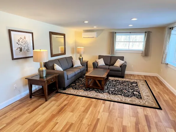 18 Moose Trl, Manchester, ME