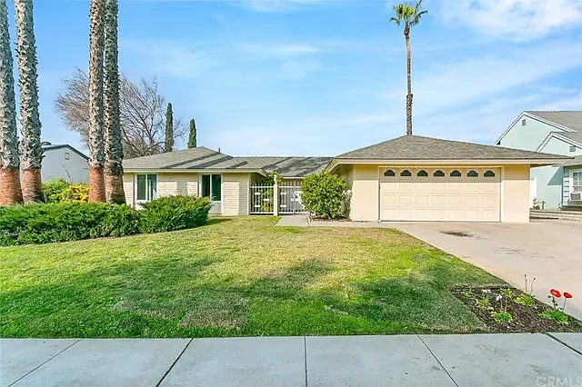 1054 Rolling Hills Dr — Photo 1