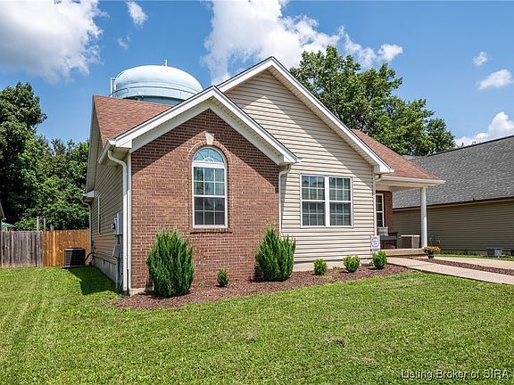 3rd image of 908 Twin Oaks Drive