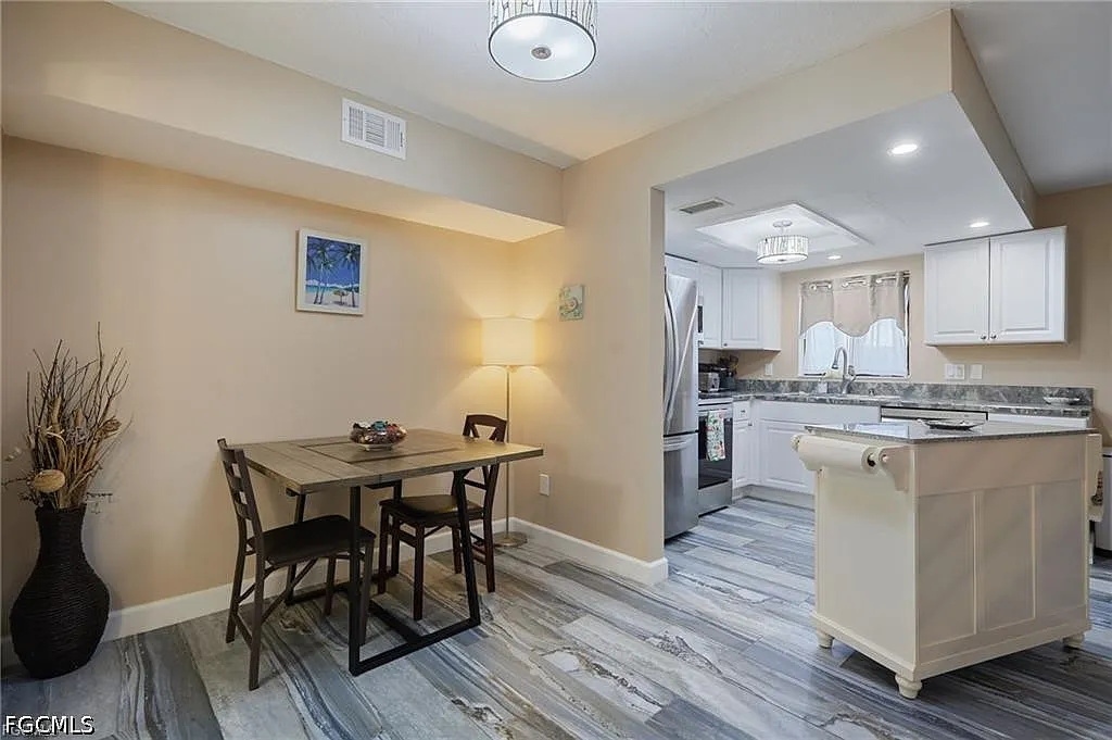 2 bed, 2.0 bath, 1060 sqft, $1,800 — Photo 4