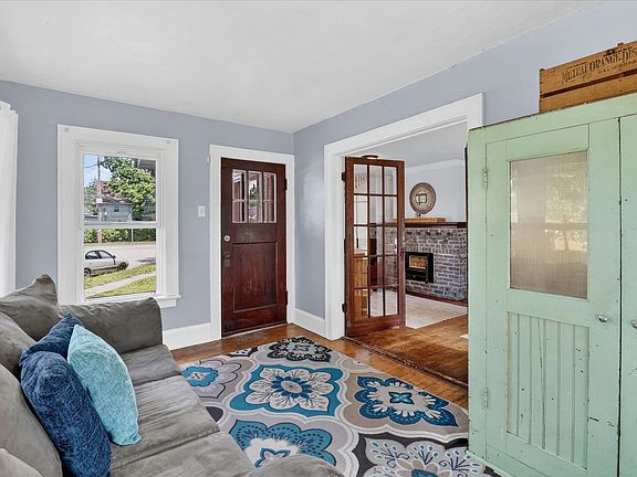 4th image of 1161 Eaton Ave
