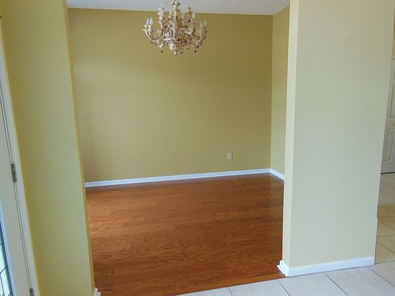3rd image of 1937 Willesdon Dr E