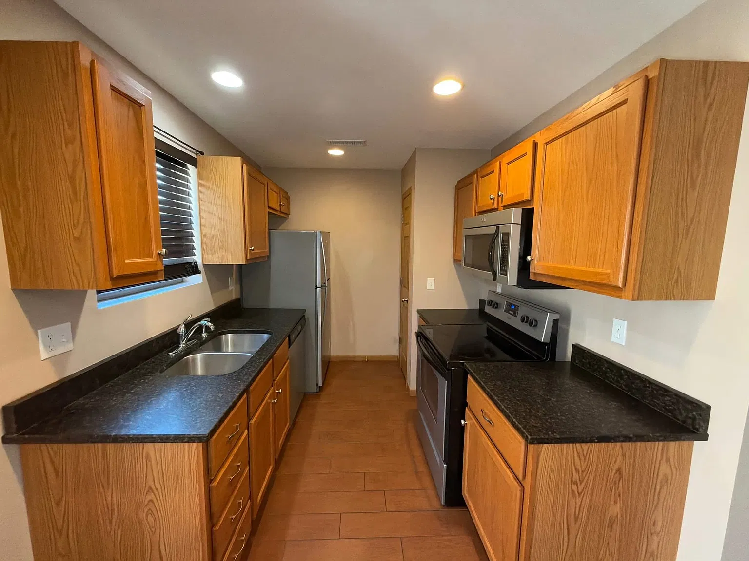 This 2-bedroom, 1.5-bath apartment at 400 E Washington, Apartment 2 offers a comfortable place to ca — Photo 2