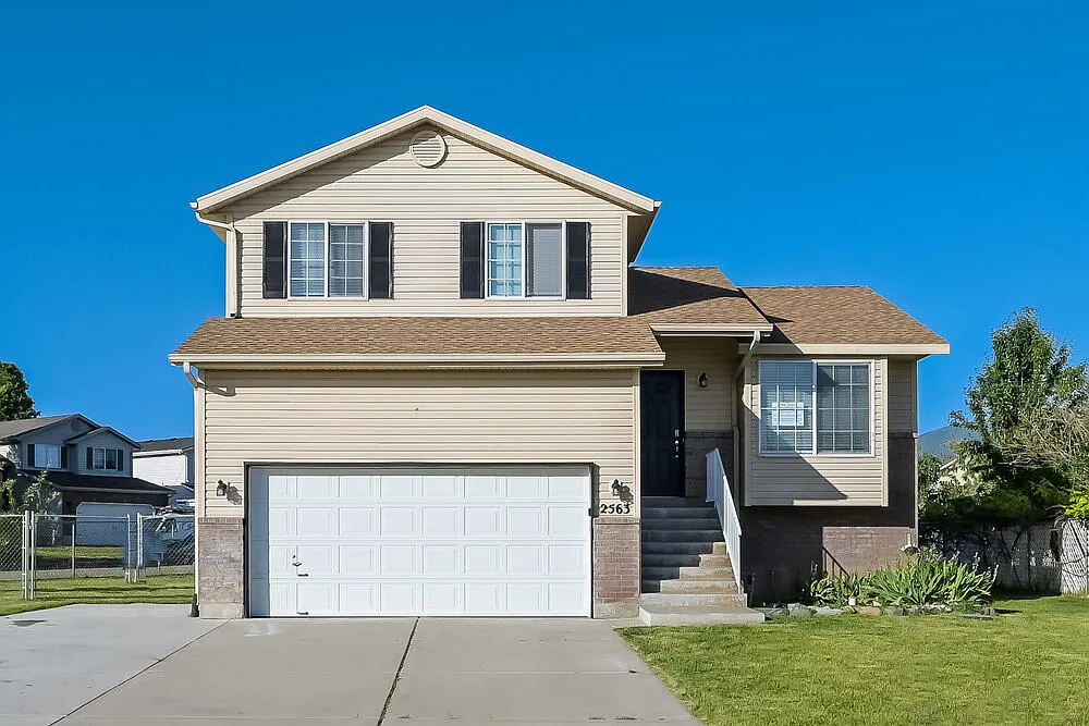 5 bed, 3.0 bath, 1941 sqft, $2,640 — Photo 2