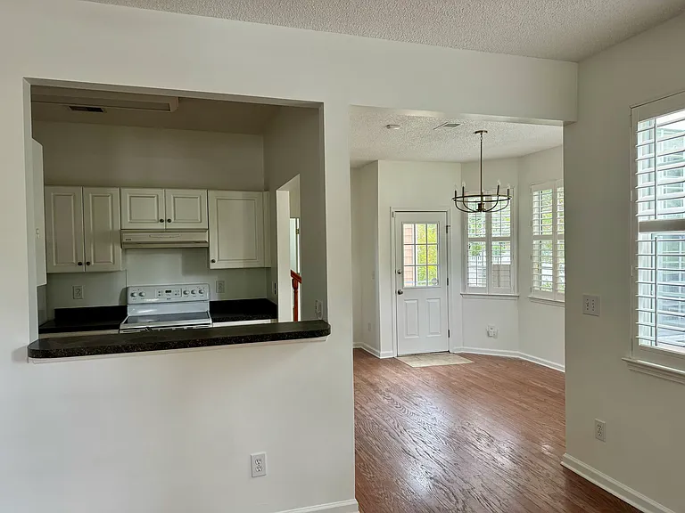 2476 Fulford Ct — Photo 9