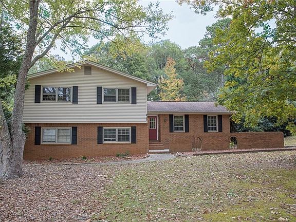 5th image of 222 Chateau Dr