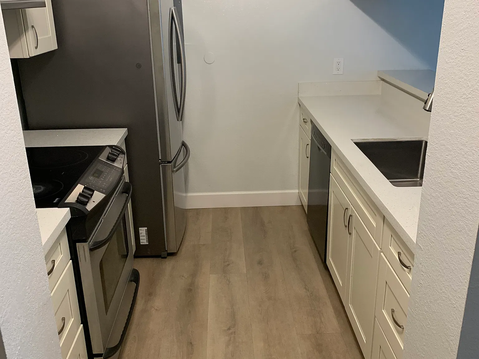 2 bed, 1045 sqft, $3,400 — Photo 3