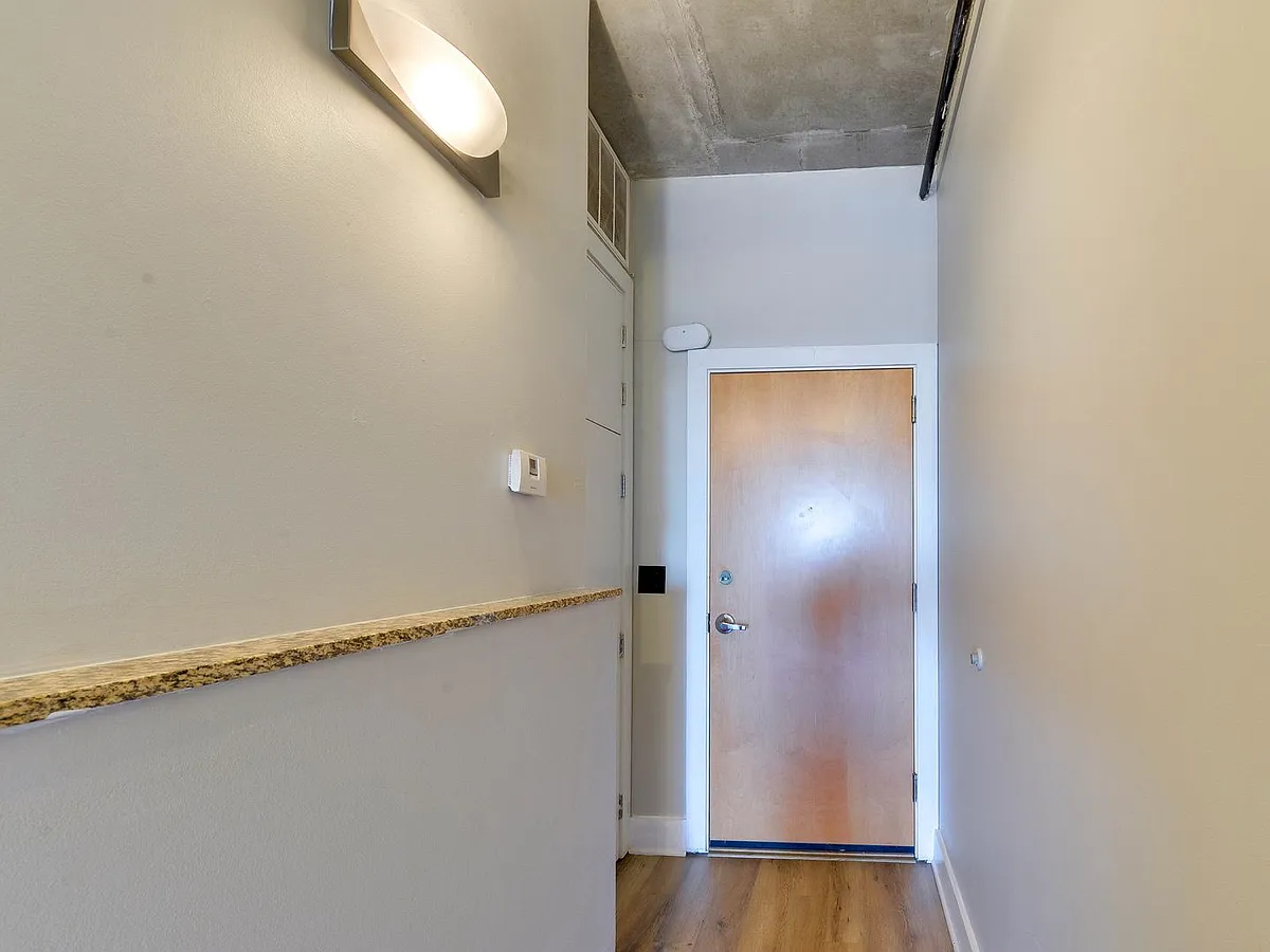 Building Photo - 505 E 6th St #815
