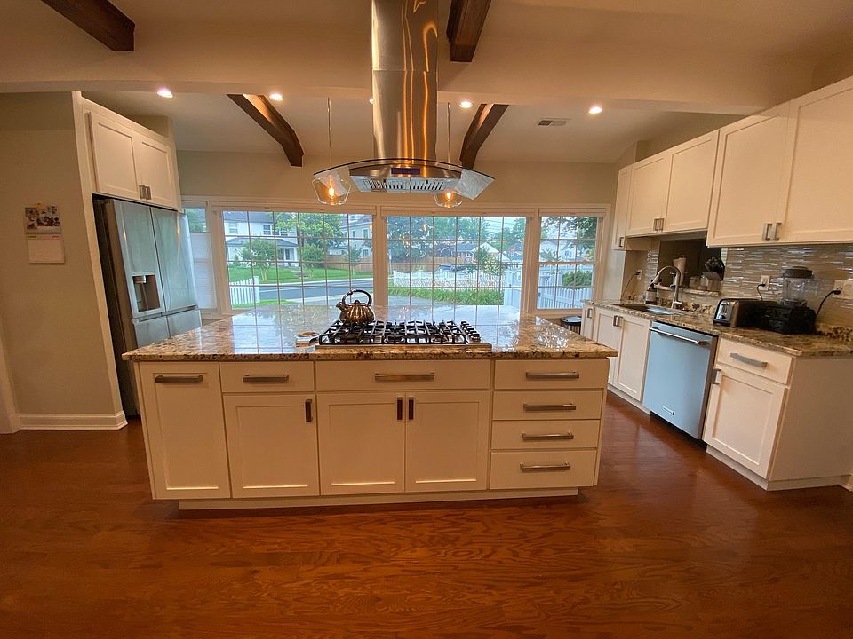 Newly renovated, large kitchen with a huge island and 6 burner Viking stovetop. Great for entertaining and family dinners.