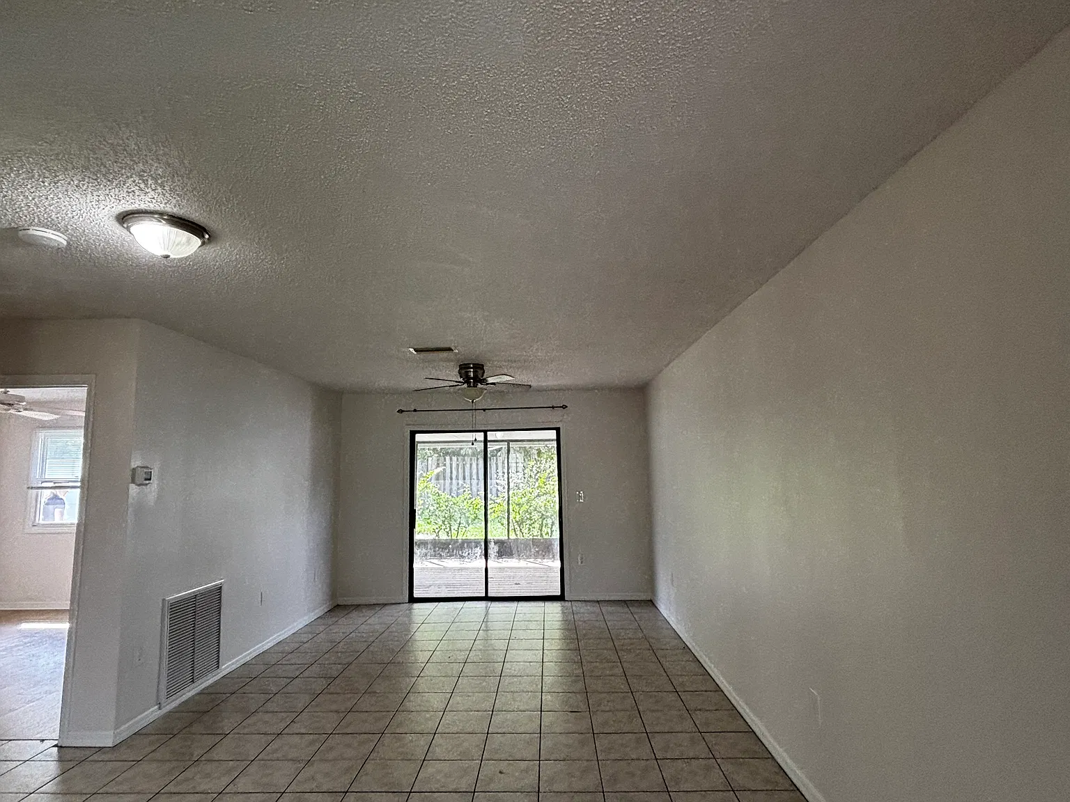 2 bed, 1050 sqft, $1,375 — Photo 4