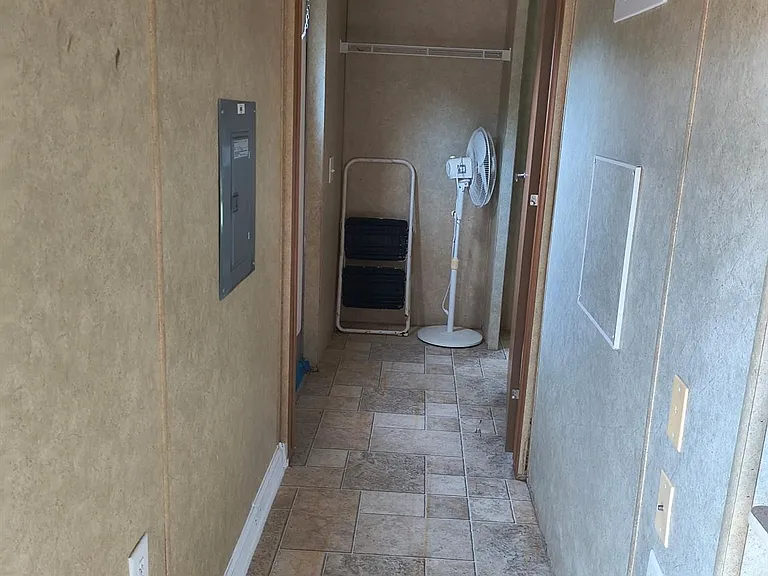 613 Troy St — Photo 3