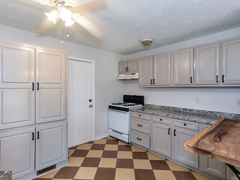2435 Claude St NW — Photo 4