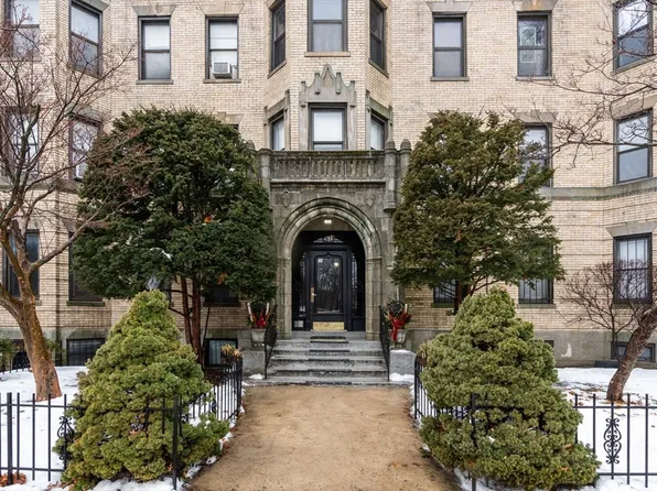51 Park Dr APT 32, Boston, MA 02215