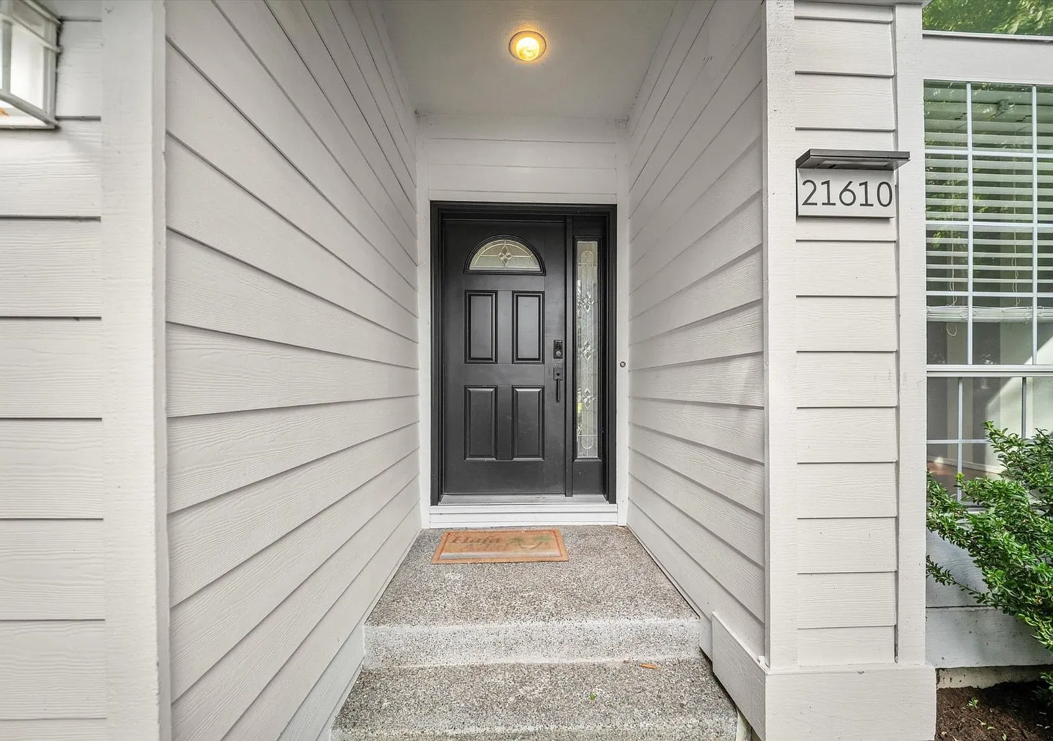 Beautiful Kent View Home On Private Cul-de-Sac — Photo 3