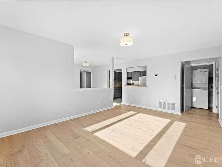 3226 Sayre Dr — Photo 3