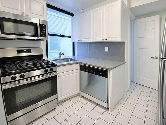 5th image of 55 W 55th St APT 4A